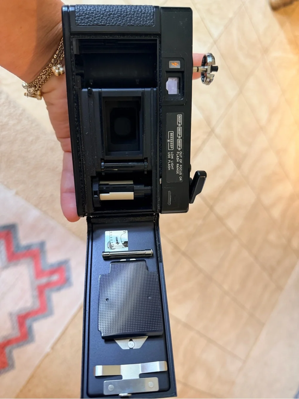 Vintage Minolta Auto Focus 35mm Film Camera Black opens unsure working condition